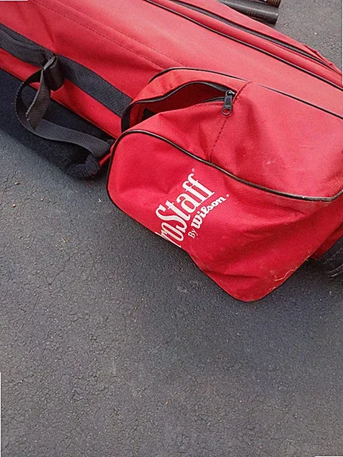 beginner golf set includes : golf bag, golf clubs, and golf balls.