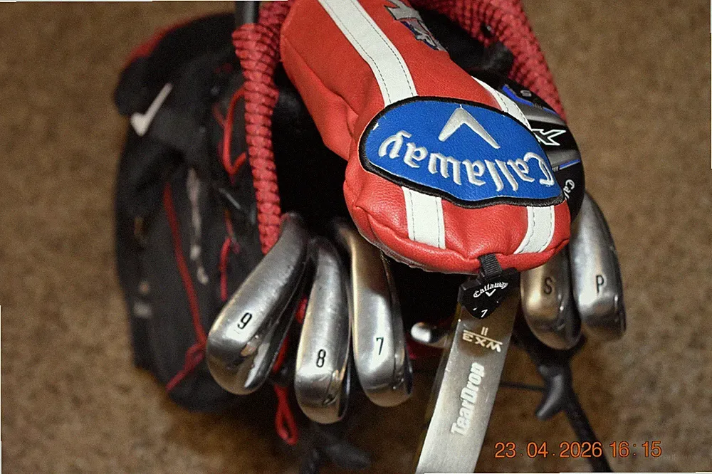 Calloway XR Jr. golf clubs 7 iron thru S-wedge, 5 & 7 woods w/stand up bag