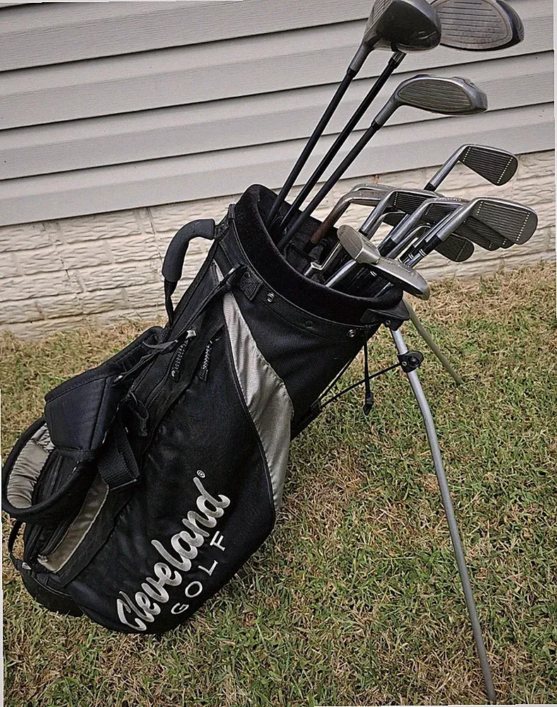 Cleveland Golf Men’s Right Handed Complete Set & Wilson Wedge & Stand Carry Bag