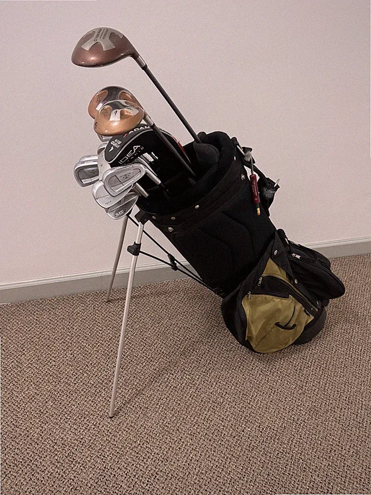 Complete Golf Set: Driver, Woods, Irons, Wedge, Putter, bag, Ect.