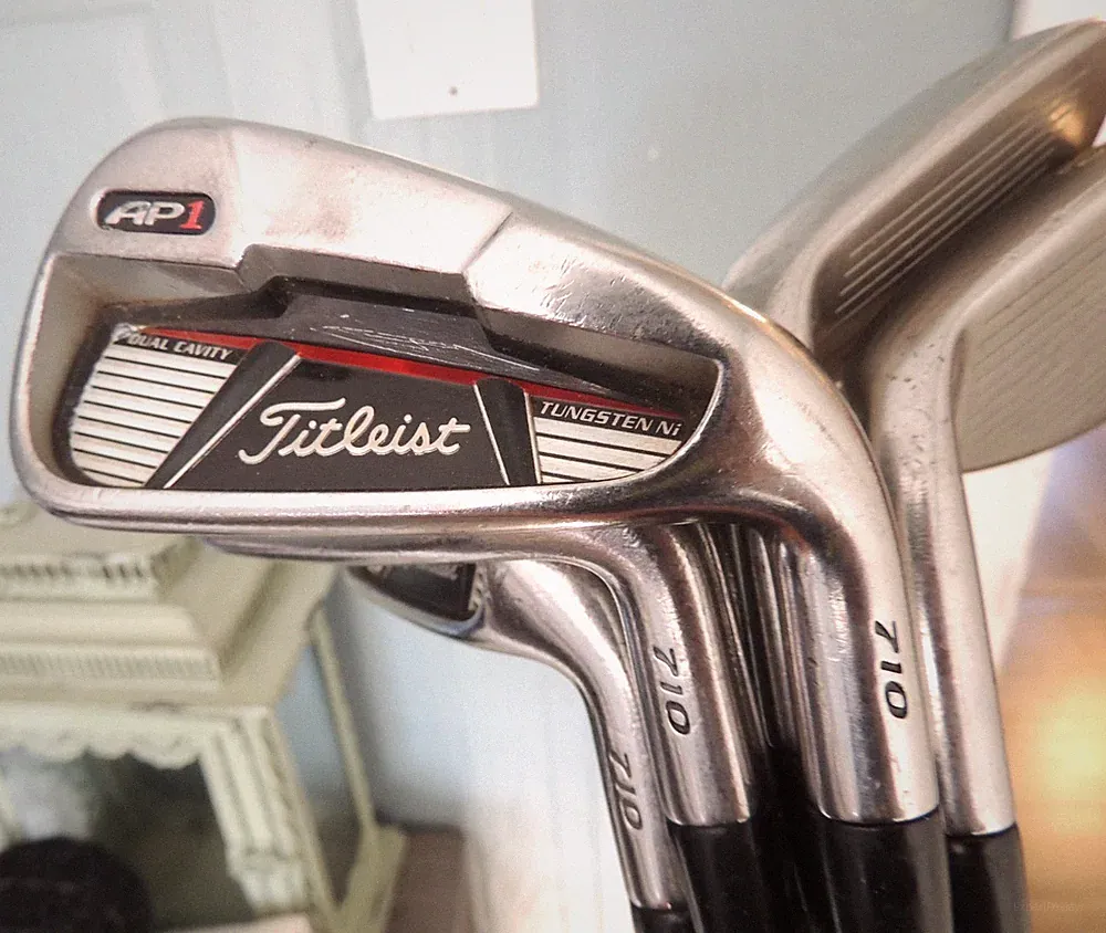 FULL SET TITLEIST AP1 710 IRON GOLF CLUBS 4-W. ALDILA SHAFTS VS REG FLEX RIGHT