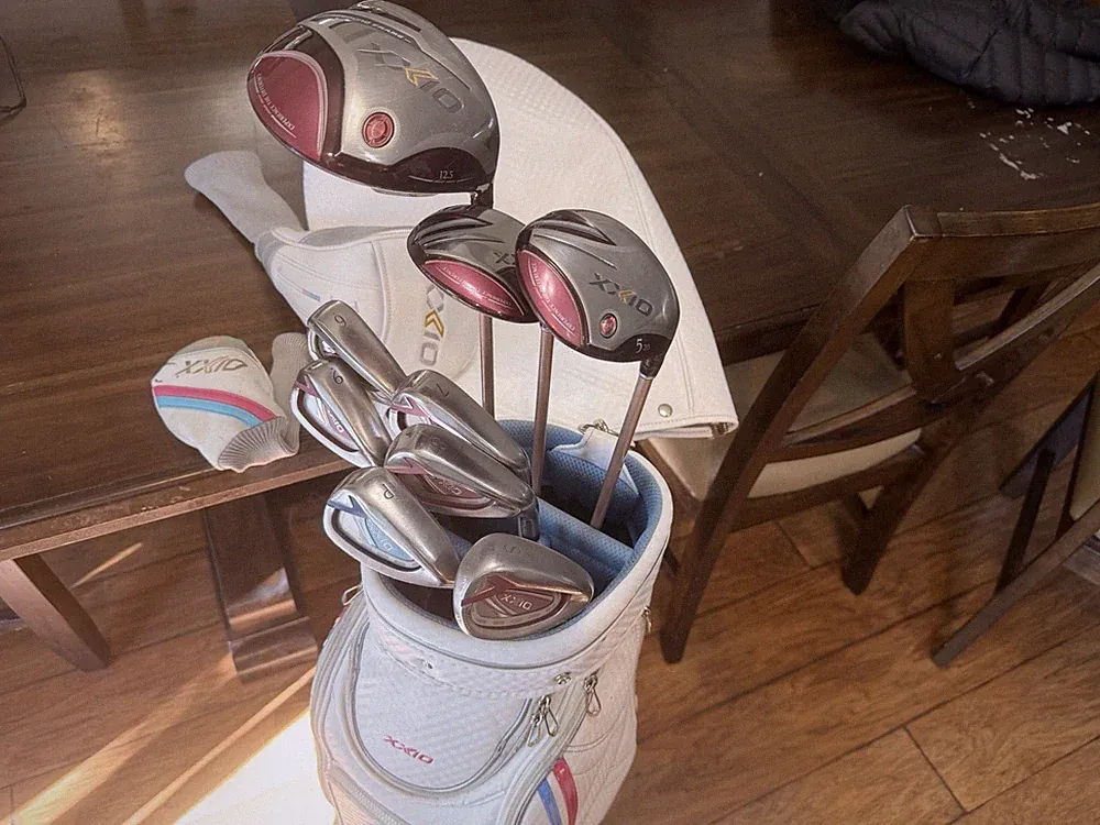 Ladies XXIO Golf Club Set with Bag