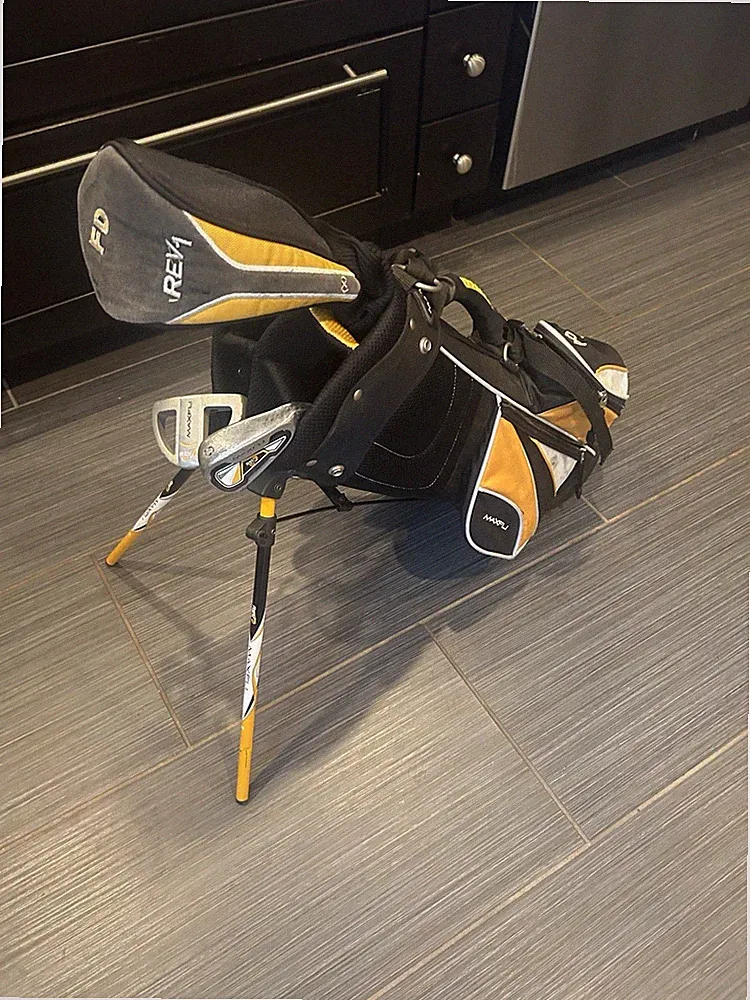 Maxfli Rev 1 Junior kids Golf Club Starter Set Youth RH Driver Putter 9 Iron Bag