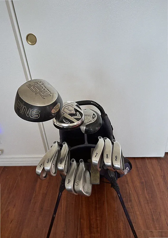 MENS GOLF CLUB SET . PINNG DRIVER , CALLAWAY IRON,, WITH TITLEIST BAG