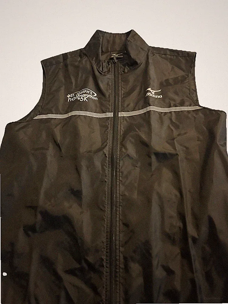 Mizuno Men`s Solid Black Lightweight Full Zip Sleeveless Vest / Size large