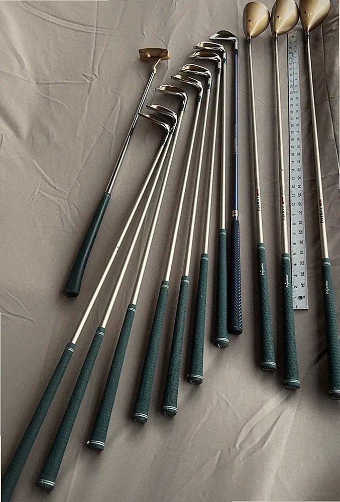 Pinseeker Fireball 12 Golf Clubs RH Low Flex & Bag Righty