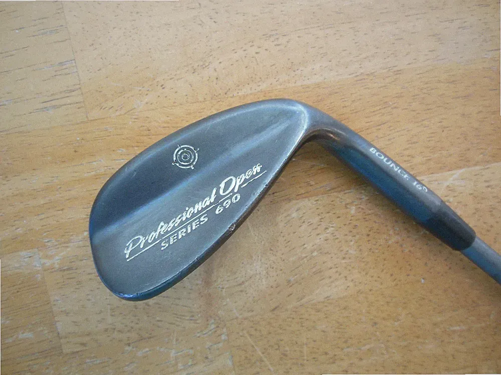 Professional Open Series 690 56º Sand Wedge / UST Regular Flex Graphite shaft
