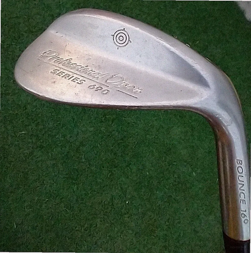 PROFESSIONAL OPEN SERIES 690 WEDGE 16 DEGREE RH 37" STEEL SHAFT - GOOD CONDITION