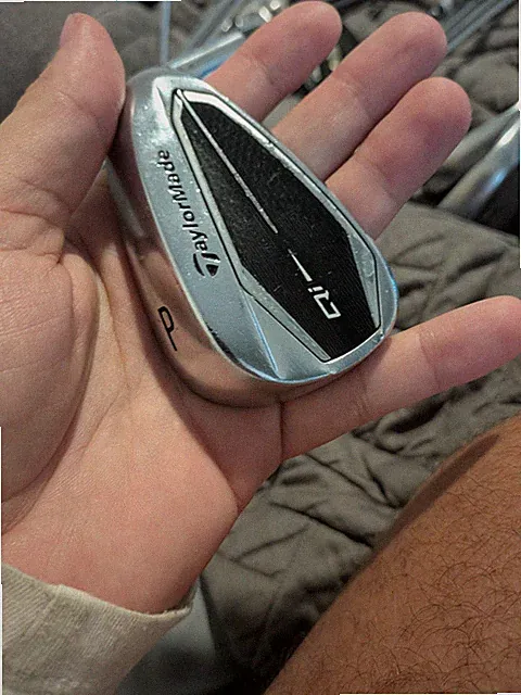 Right TaylorMade Qi pitching wedge. regular graphite....