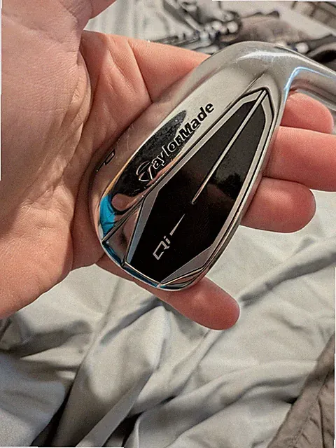 Righty TaylorMade Qi pitching wedge. regular graphite