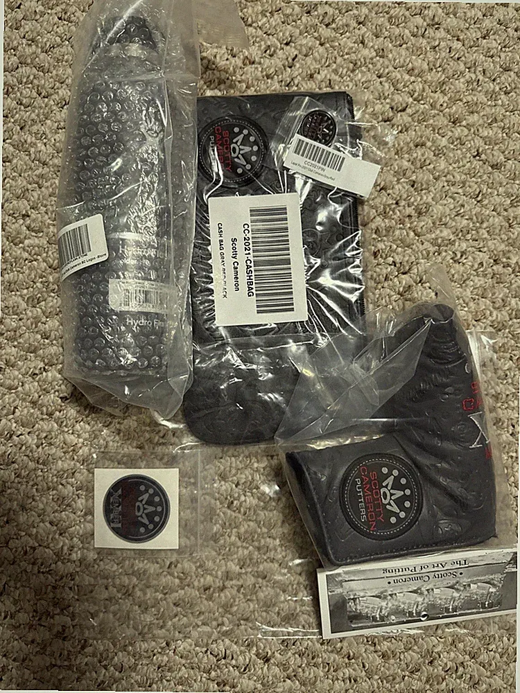 SCOTTY CAMERON 2021 CAMERON CLUB COMPLETE SET! CASH BAG, FLASK, HEAD COVER & PIN