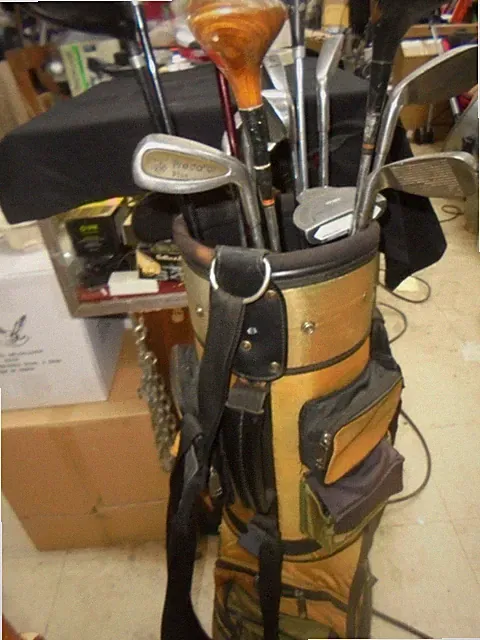 SET OF GOLF CLUBS WITH GOLF BAG (17 CLUBS)