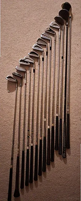 STARTER GOLF CLUB Set - Mixed woods (3) & irons (9), putter & wedge. Mens RH