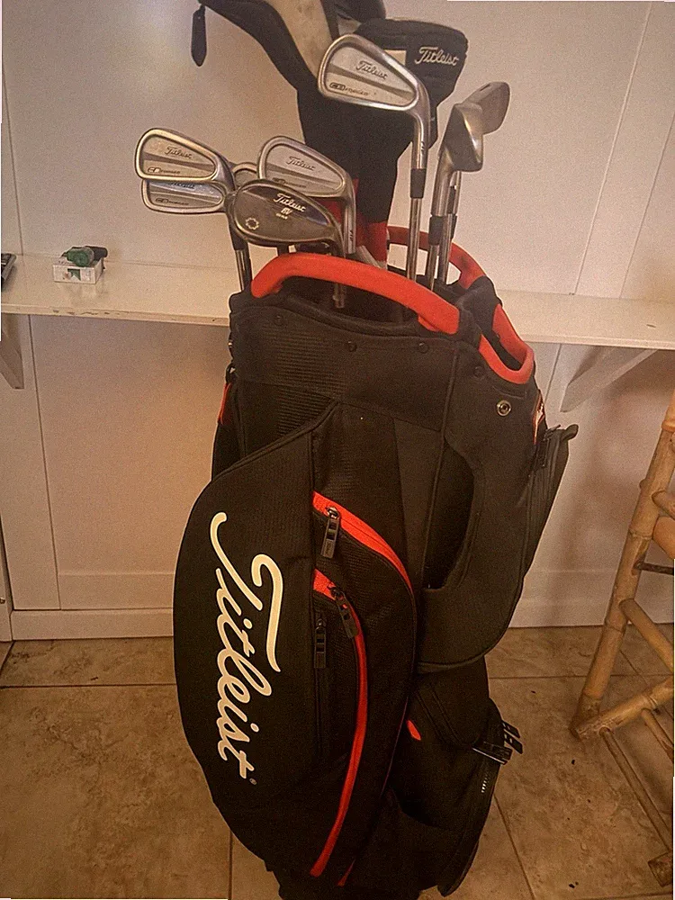Titleist Black/Red/White Golf Bag with full set Titleist right hand clubs