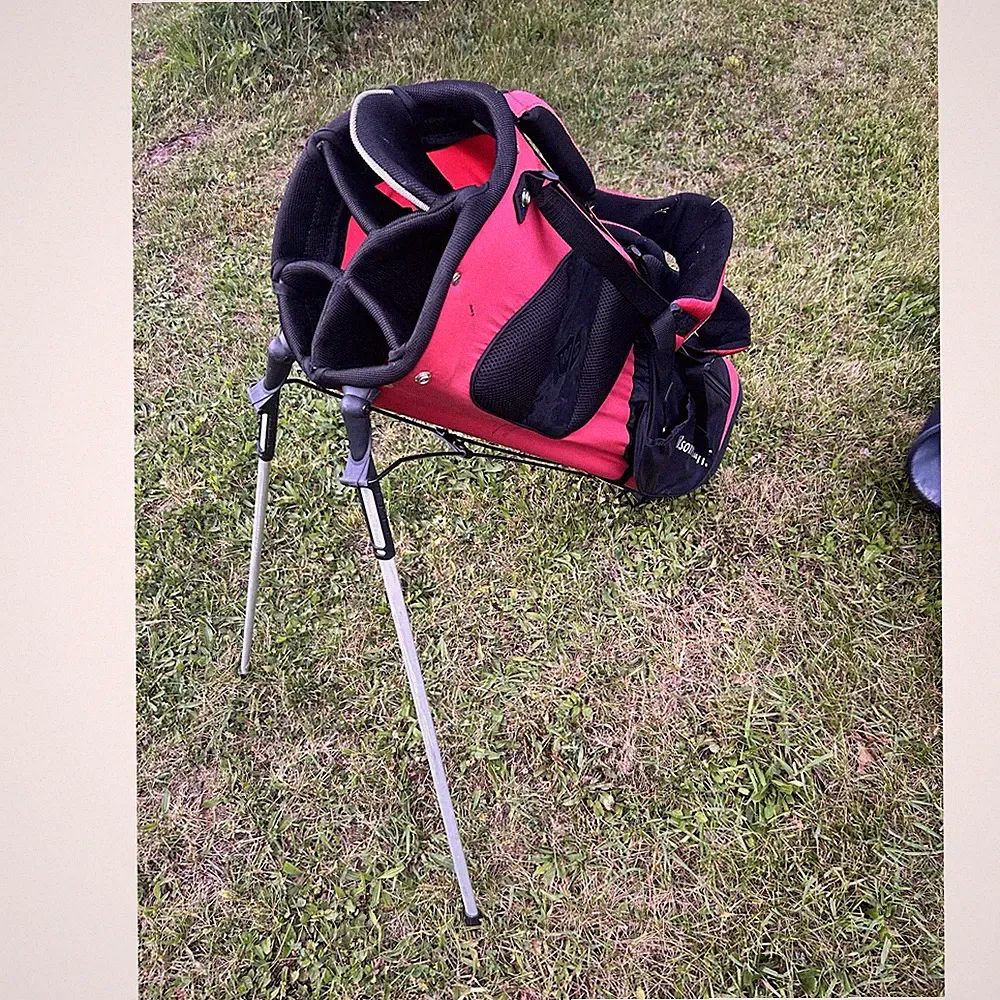 Used Wilson Staff Red/Black Stand Golf Bag 6-Way Dividers Rain Cover Nylon Zip