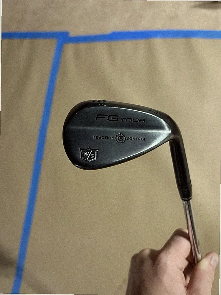 Wilson Staff FG Tour 52 Degree RH Black Wedge Dynamic Gold Wedge Flex