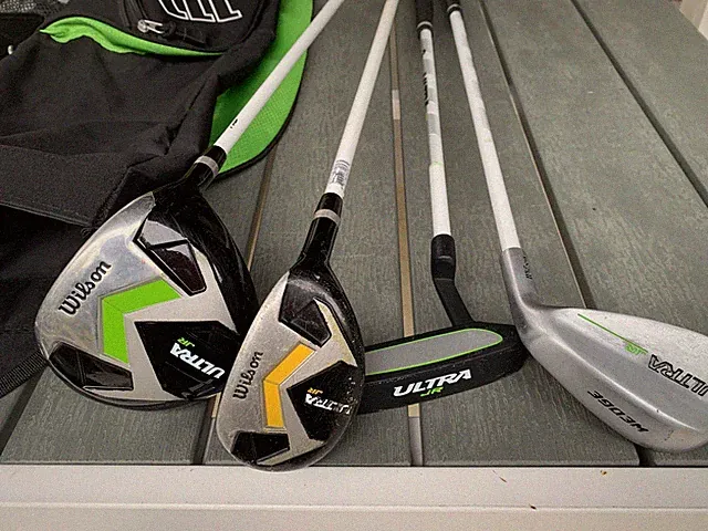 Wilson Ultra Jr Set of 4 Golf Clubs Junior Flex RH w/Bag