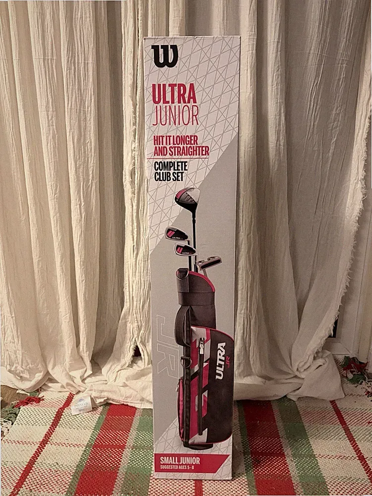 Wilson Ultra Junior Small Girls Golf Club Set RH Ages 5-8 Magenta 6 Piece