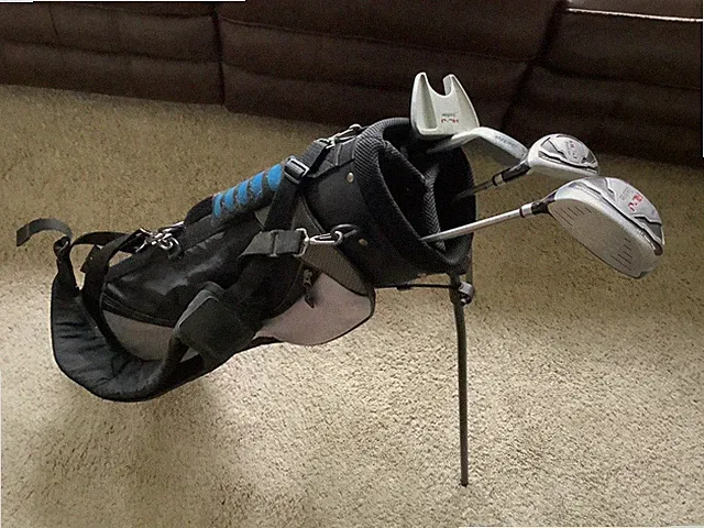 YOUTH.RH BEGINNERS GOLF BAG(KNIGHT STAND UP DOUBLE STRAP) AND CLUBS ( TOUR EDGE)